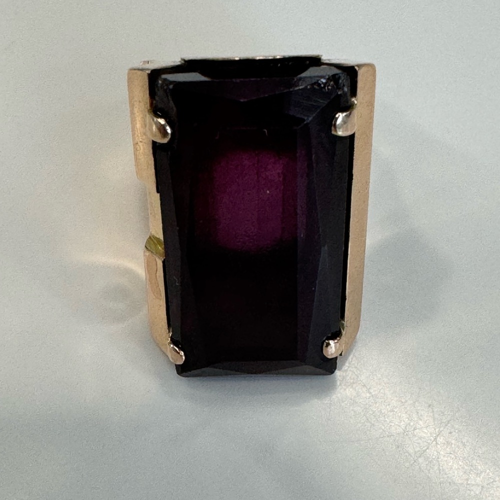 18 karat rose gold ring weight 17. Grams